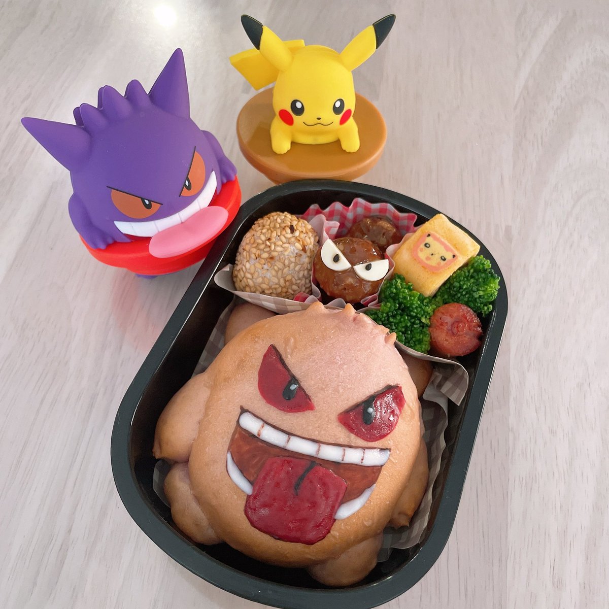 ris2naru's tweet photo. 昨日のゲンガーパンでポケモンまみれ弁当完成🍱ゴースもさりげなく入れといた
#園児弁当　#ゲンガー　#ポケモン弁当
#ポケモン https://t.co/fIZSXAwkMm