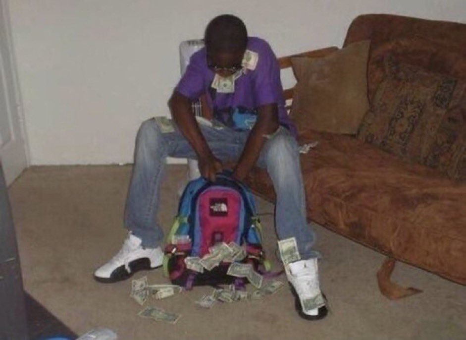BrendanDaGawd's tweet photo. when a bad hoe ask for a pencil https://t.co/yKKrQQQ22B
