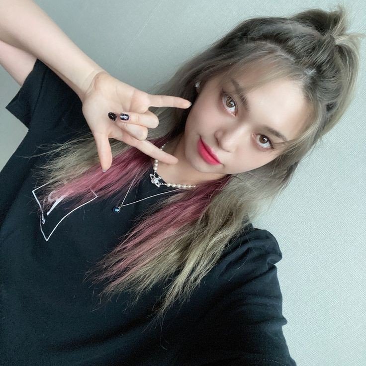 koemivlogs's tweet photo. Who's that pokemon? La kokito con la peluca más dañada que el cabello de las barbies! Pero que no los engañe, porque hace un rato cuando tuve my first #𝐒kıtty·𓊈𝕘ossı𝚙·𝕔ᥲll𓊉 in the tea time, me aseguré de verme lo mejor posible. Cómo no hacerlo si iba a conocer a la reina! https://t.co/k8nbp0n5yJ