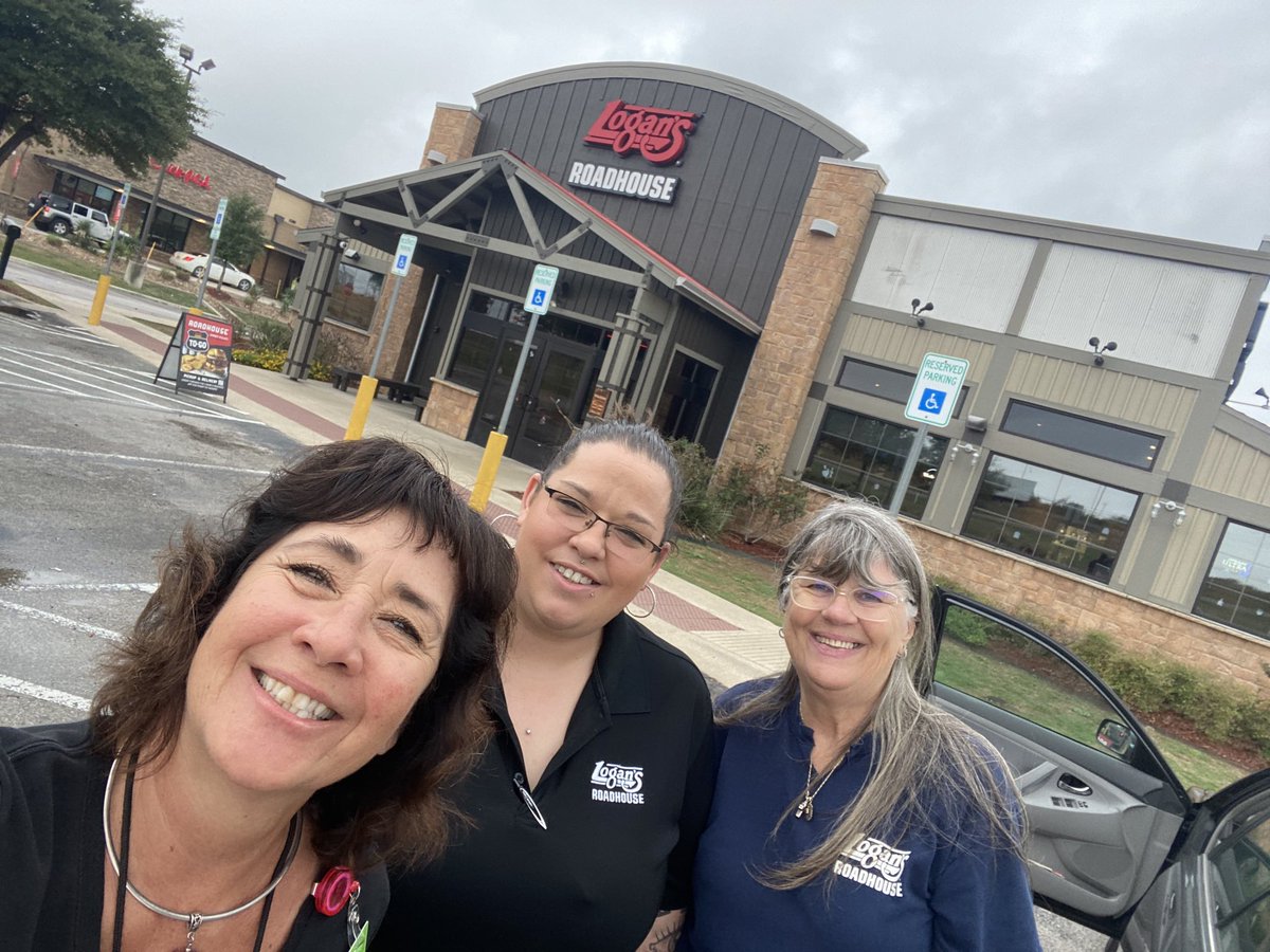 drteredjara's tweet photo. Thank you Logan’s Roadhouse for the delicious cinnamon rolls ⁦@theTEAMCRES⁩ ⁦@HaysCISD⁩ ⁦@teredjara⁩ #hayscisd https://t.co/lo89BPgp6Q