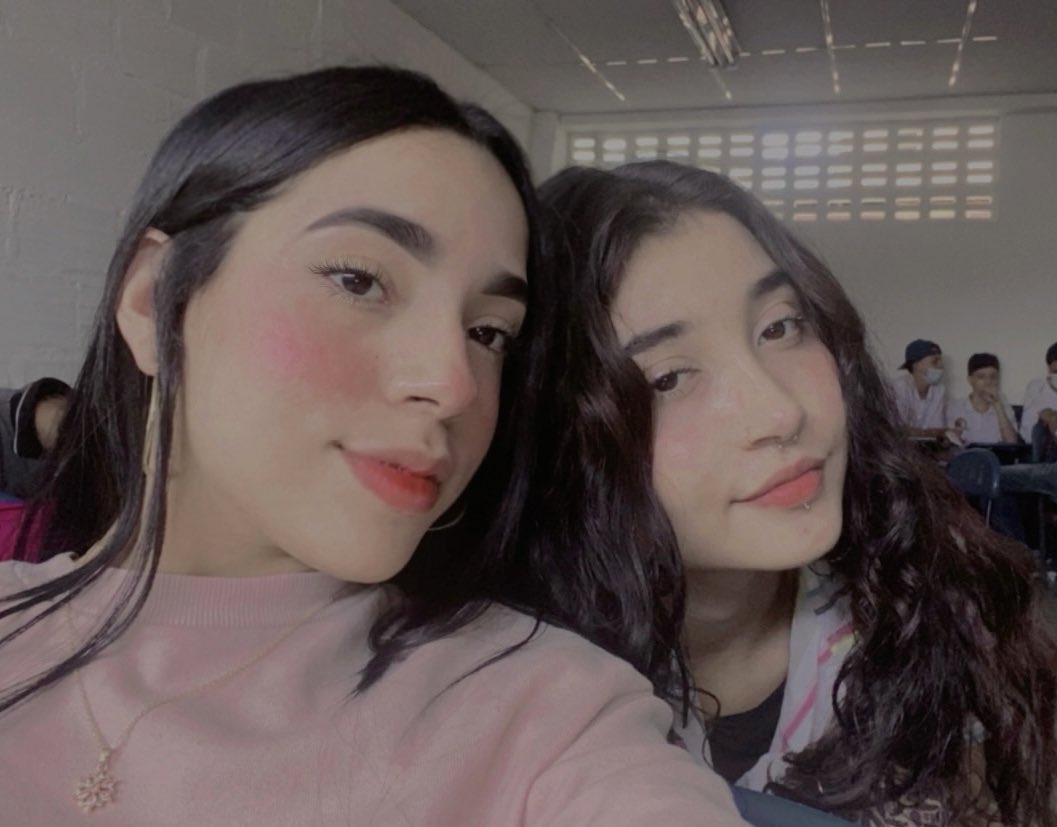 valelizzzz's tweet photo. aveces (siempre) te extraño @maaar_iia https://t.co/uDwLHgY1pB