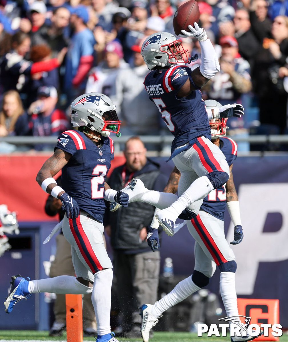 EricJAdler's tweet photo. Snapshots from the #Patriots 29-25 comeback win over Buffalo. #ForeverNE
BEST GAME PHOTOS: https://t.co/rx3JMpZgwL https://t.co/9LukaAyGuX