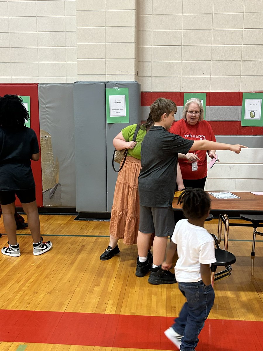 odms_sci's tweet image. More pictures from O ‘Donnell Middle School’s Fall Family Night. Families can play games in math, reading, science, and social studies. They can also pick to their child’s report card. #familyfun #educationalgames
@ODMSMustangs @AliefISD @AliefScience
