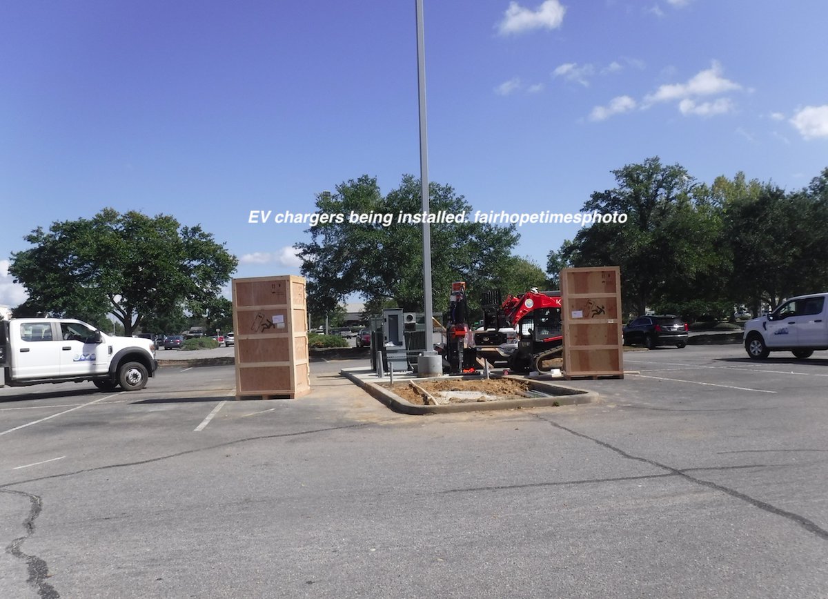 Fairhope_Times's tweet image. New electric vehicle charging stations being installed today by an electric department crew at the Plantation Point (Piggly Wiggly) shopping center on Greeno Road. Funding was provided by a federal/state grant.  #fairhopealabama #evchargerstation