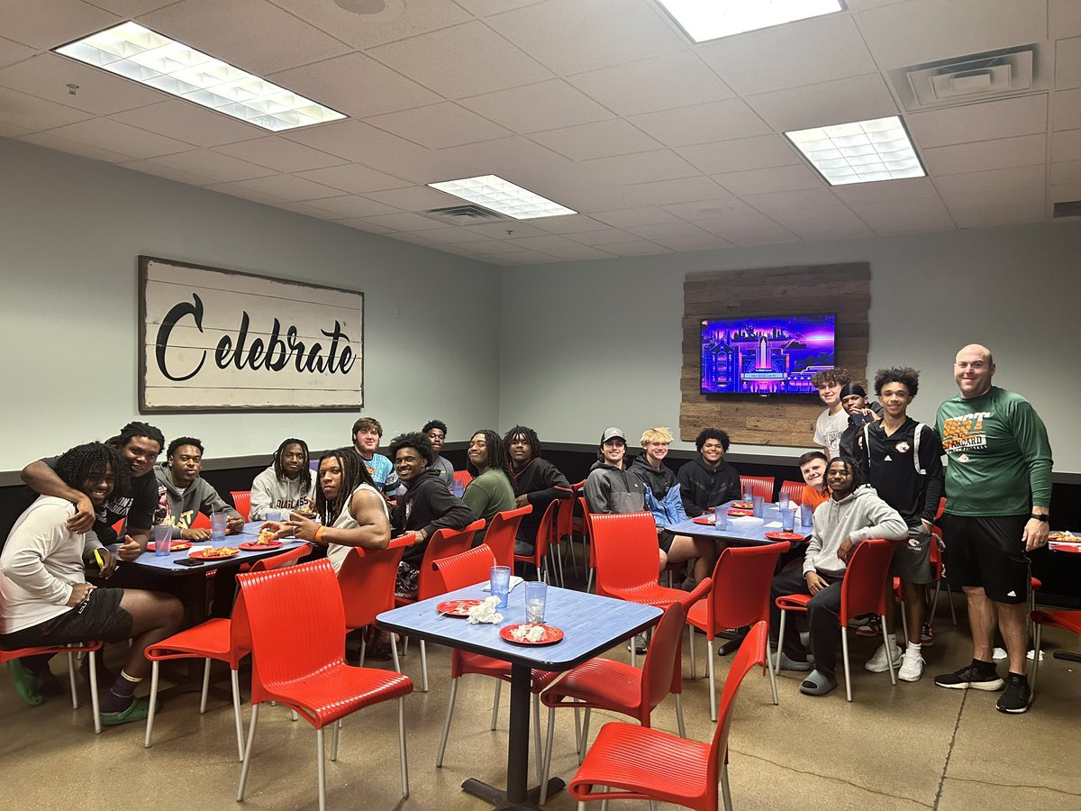 coachnatemcpeek's tweet photo. Enjoyed taking our @FDouglassFB seniors to dinner tonight! I appreciate these young men and their families! As always it's special to be a BRONCO! #RELENTLESS23 https://t.co/rtManKwjeF