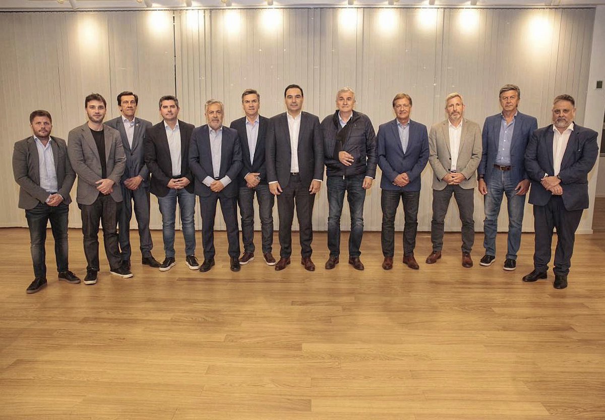 LOS GOBERNADORES ELECTOS Y EN EJERCICIO DE @JUNTOSCAMBIOAR RATIFICAMOS, SOSTENEMOS Y GARANTIZAMOS LA UNIDAD DE LA COALICIÓN.

Los que suscribimos este documento compartimos la profunda convicción de que Argentina puede salir de la decadencia en la que está sumida y volver a ser