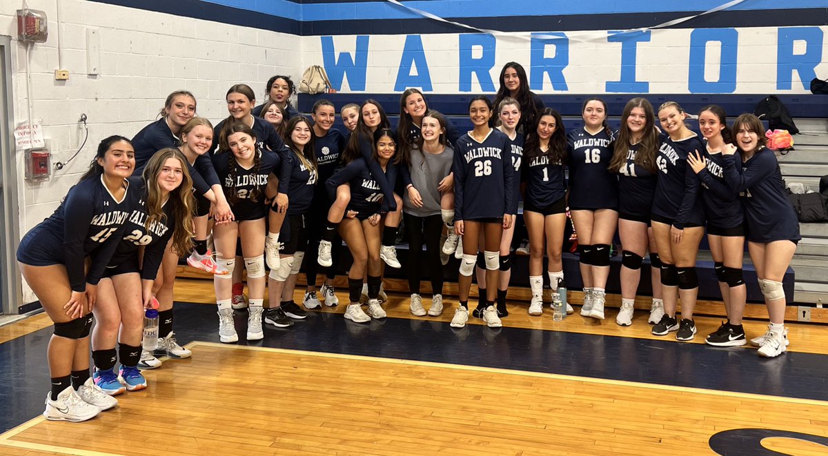 JV wraps up the season 13-7! Had a great season with this big group! Lots of hard work and laughs 🩵