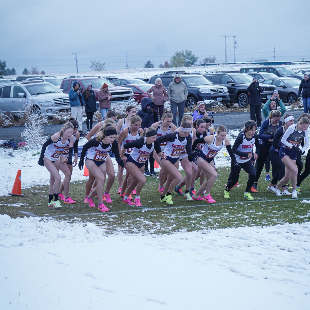 ZagRunning's tweet image. Zags pick up a snowy sweep at the Sasquatch open! Kate Donaldson's first place led the way for the women's 15 team points, while Sam Geiger fueled the men in their 16-point effort. A great end to the 2023 regular season!
#GDTBAZ | #GoZags