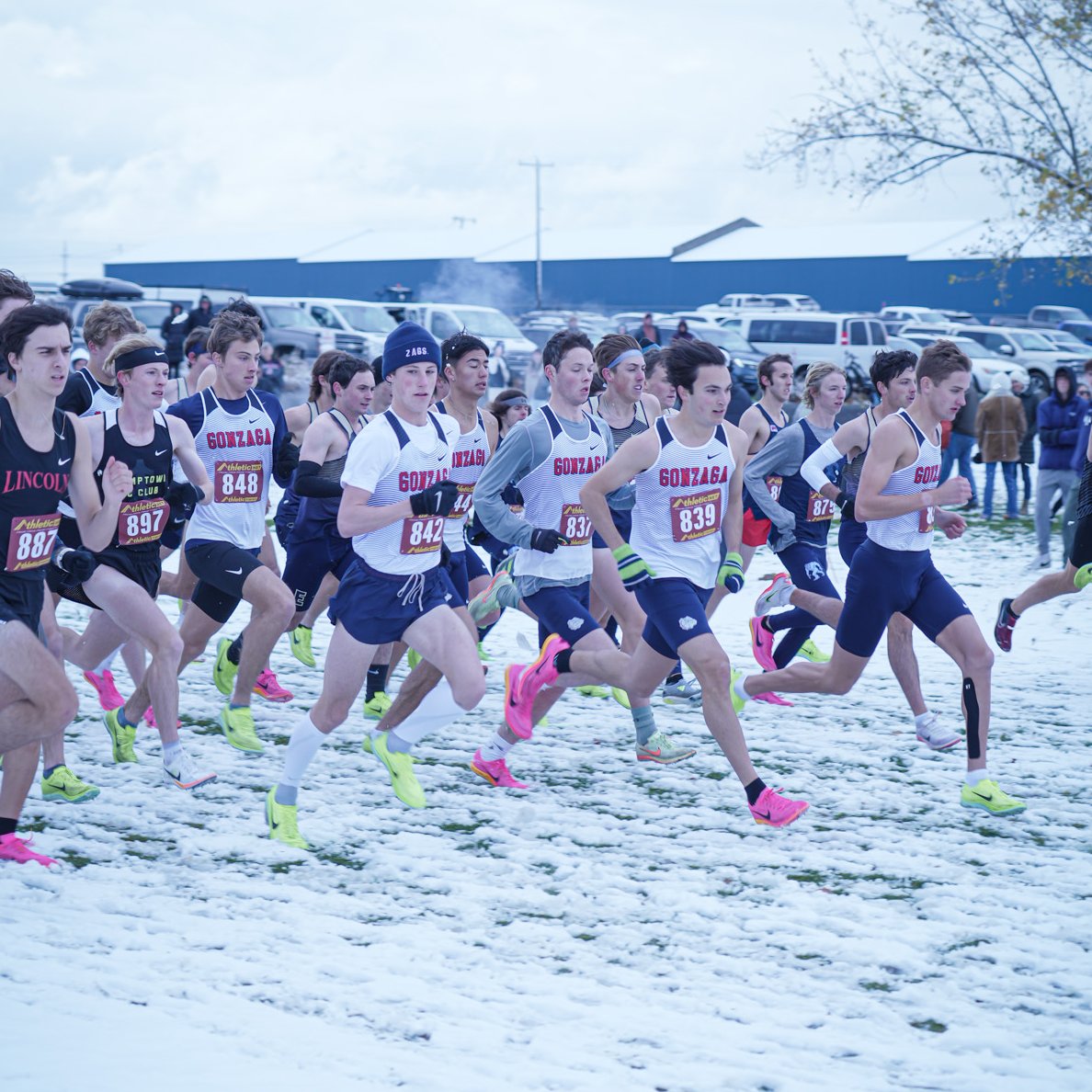ZagRunning's tweet image. Zags pick up a snowy sweep at the Sasquatch open! Kate Donaldson's first place led the way for the women's 15 team points, while Sam Geiger fueled the men in their 16-point effort. A great end to the 2023 regular season!
#GDTBAZ | #GoZags