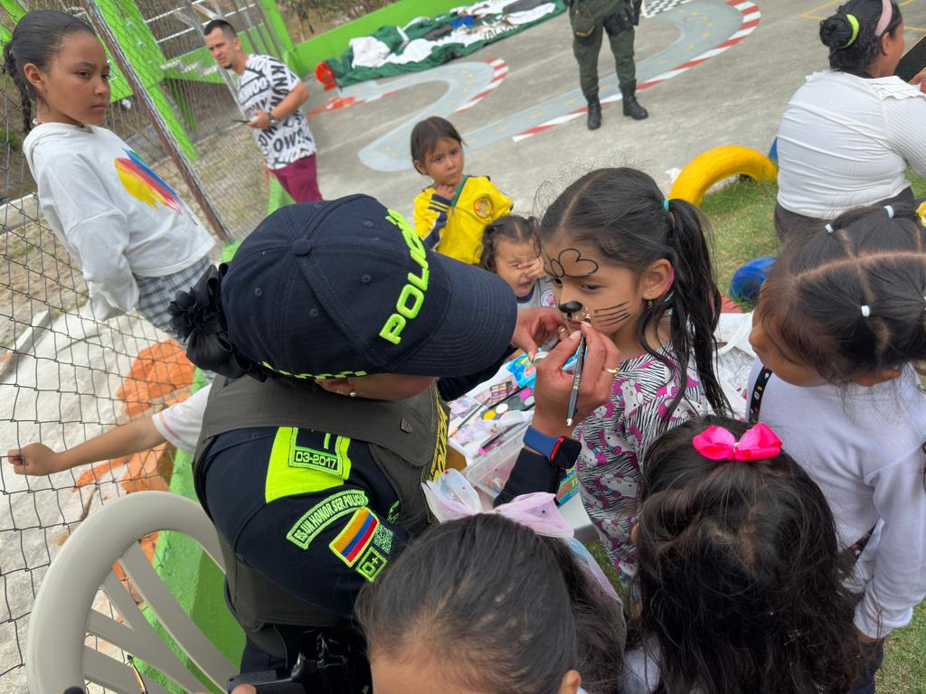 policiasbiensud's tweet photo. En Tuquerres @PoliciaNarino, #ProteccionInfancia #Preci realizaron actividades ludico recreativa en el jardin mi bella infancia dónde se brindó recreacion mediante juegos,inflable,pintucaritas,concursos entre otros, y charlas con los padres de familia, sobre pautas de crianzas https://t.co/LeQZk6CKC1