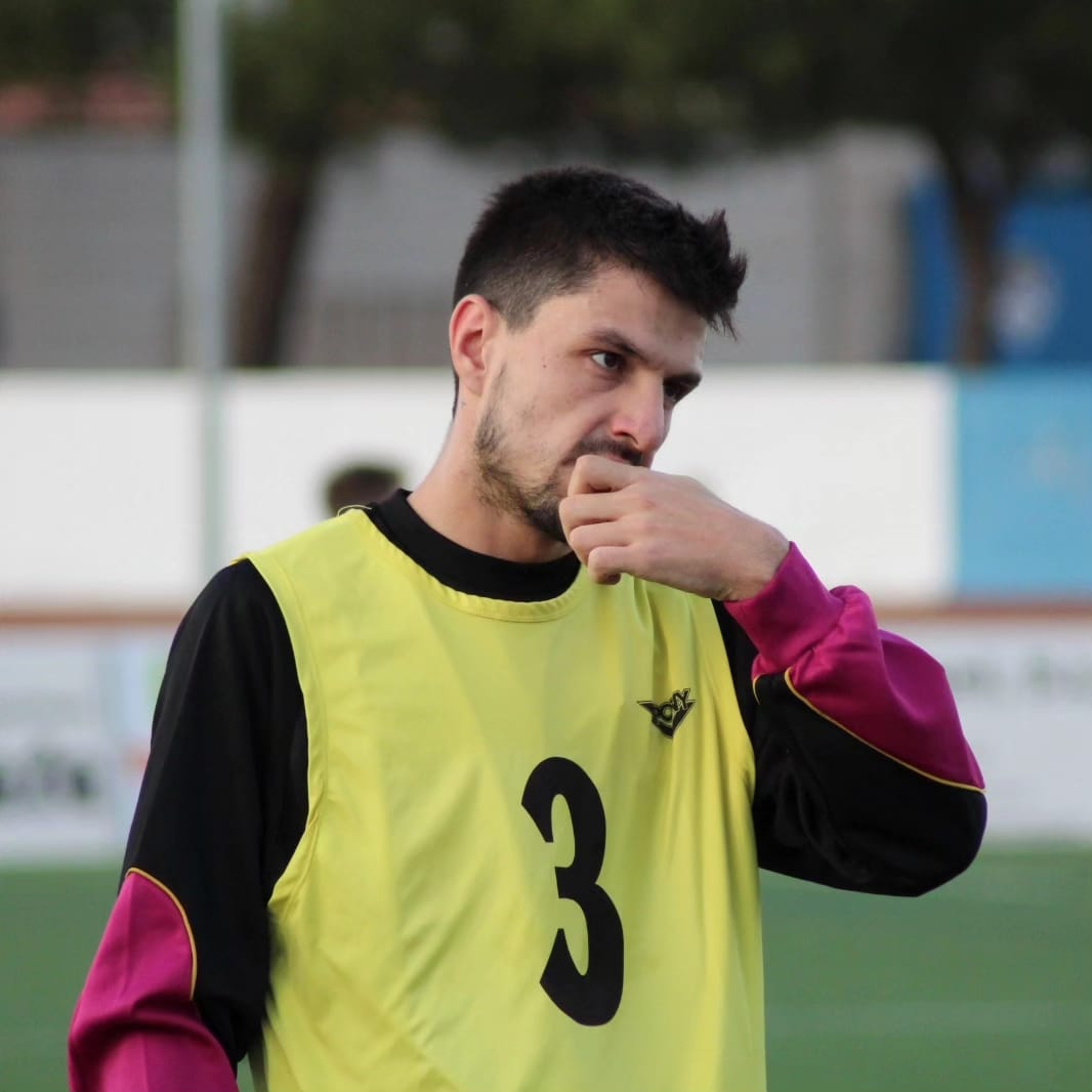 HuracanBoficial's tweet photo. Nuestros jugadores @JuanmaSanz77, @rangel271 @alvaro_cs2110 y @bolete111 fueron citados por la Selección de Castilla-La Mancha en el Paquito Jiménez de Socuéllamos para la preparación de los partidos que se disputarán en el puente de diciembre.

🔴🔵

Fotografías de @ffcm_es https://t.co/ZZpImdJeUP