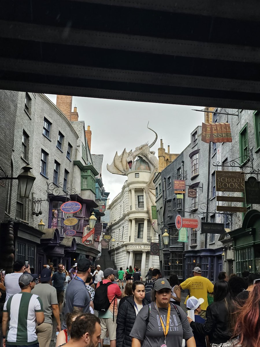 TheBigMoMoTTV's tweet photo. Oh man these last 2 days have been incredible. Met up with some amazing friends and had some fun times. 

#Disney #HalloweenHorrorNights2023 #UniversalStudios #Epcot #UntilNextTime https://t.co/f11JkyQHHD