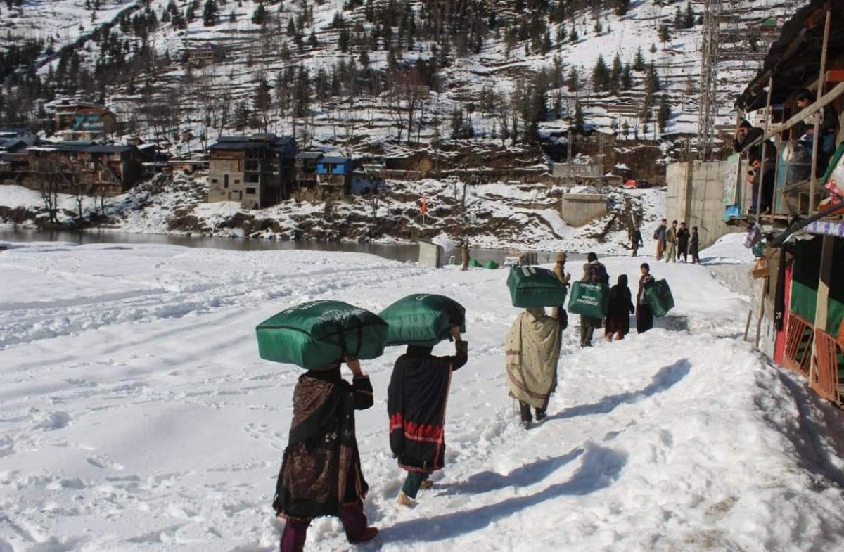 MSfoundationPK's tweet photo. Winters season is for everyone. Some go to their cozy beds for the good night sleep; others have to worry for the warm clothes and bed. 
Let's embark on a journey for humanity together so that no one has to fear winters. 
Come, join us to spread smiles this winter.

#MillionSmilesFoundation #Humanity