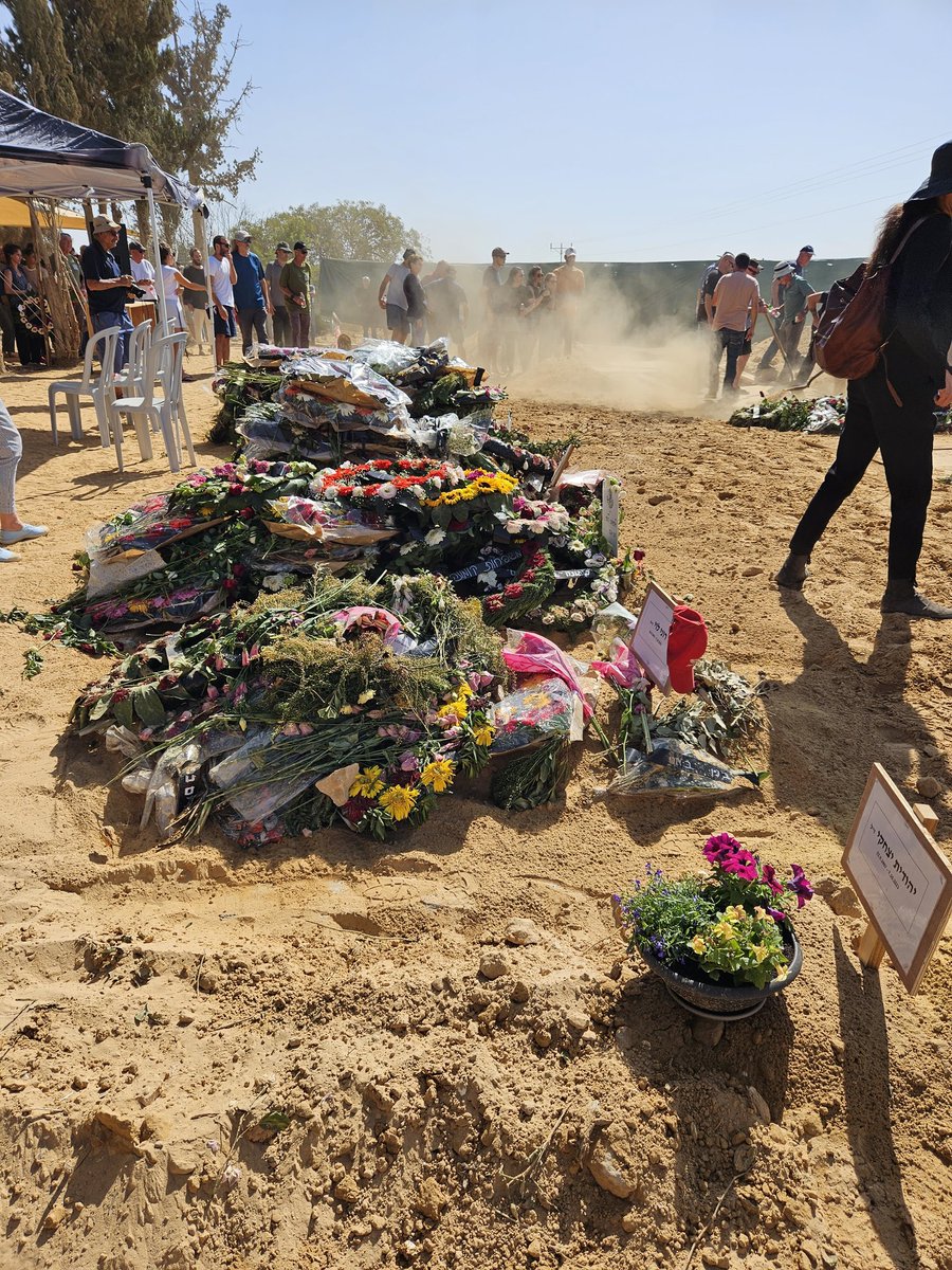 הייתי בחדר האוכל כשהדס קיבלה את המכתב של עדי "בואי תטיילי איתי בדרום אמריקה". הייתי ברחבת בית העם כשחגי הראה לי את הטבעת שהוא לוקח לעדי בהודו. הייתי כאשר יובל ומעין הפכו לזוג והבטיחו אחד לשנייה להקים משפחה. הייתי ברביבים בלוויה של עדי, של חגי, יובל ומעין. הייתי בשואה של 7/10/2023