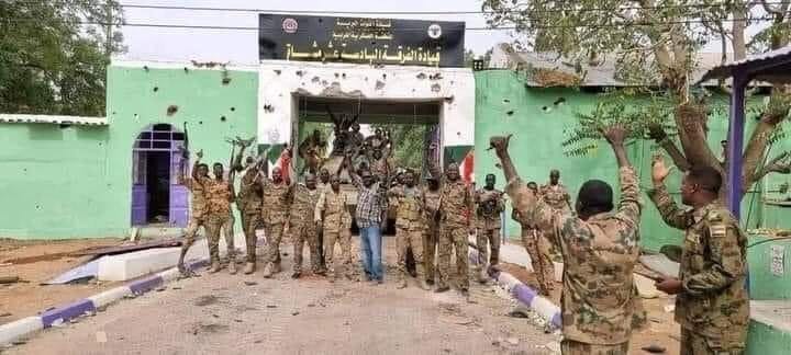 AiessHamad's tweet photo. السيف
هو شعار الفرقة ١٦ مشاة نيالا
و طالما أنشد لها المنشدون
سيف الحق معاك على جنان الحور
الغربية فيها فراسة فايتة الطور

#بل_بس ✌🏻✊🏼🇸🇩 https://t.co/PFKwpZAWHC