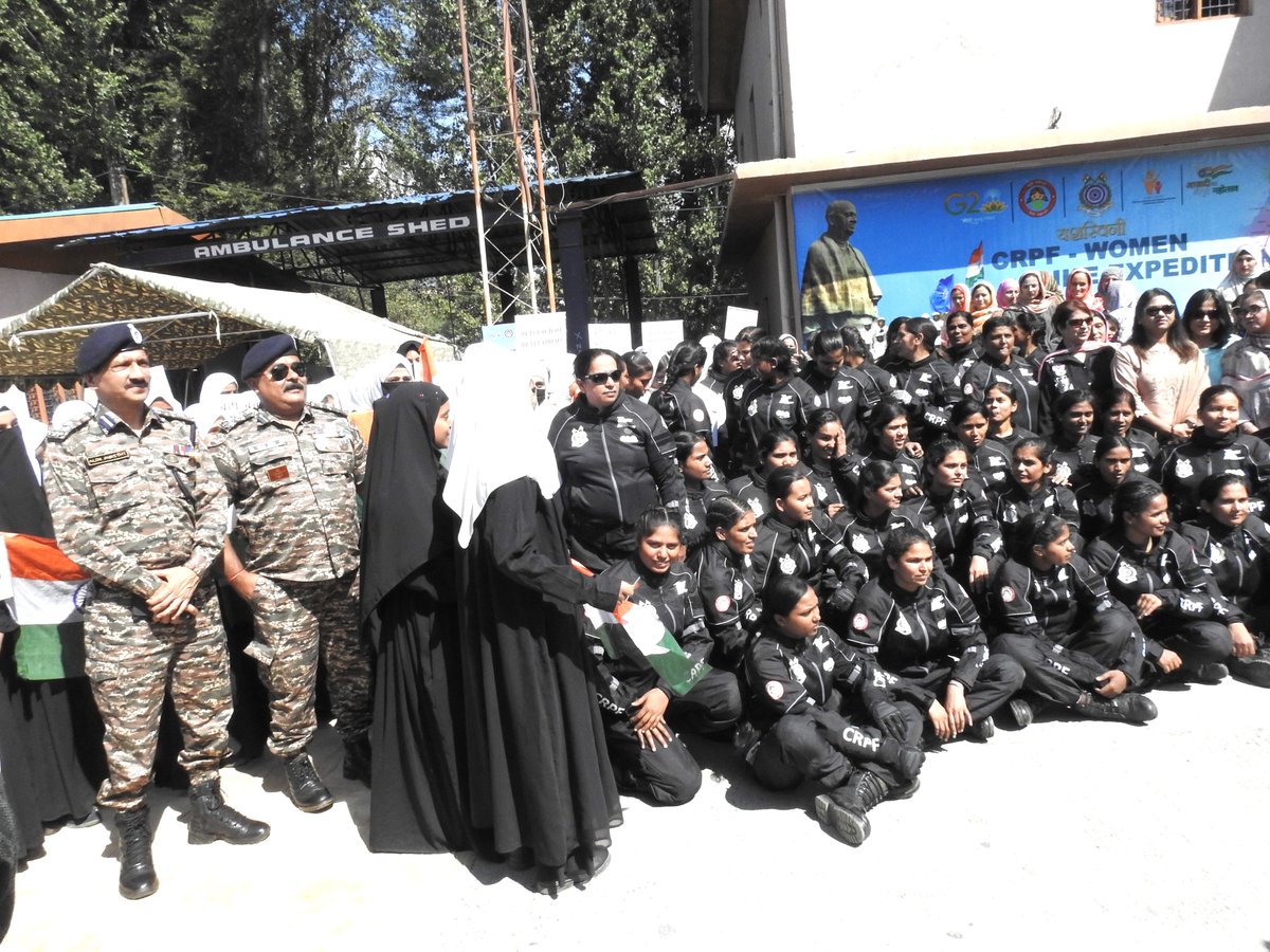 CRPF WOMENS TEAM CAMPAINING Beti Bachao , Beti Padhao in Pantha Chowk, srinagar.
<a href="/PIBHomeAffairs/">PIB - Ministry of Home Affairs</a> <a href="/PMOIndia/">PMO India</a> <a href="/DARPG_GoI/">DARPG 🇮🇳</a>