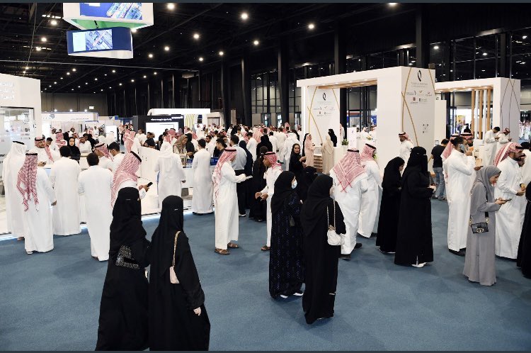 Wadaef2015's tweet photo. رئيس #غرفة_الشرقية بدر الرزيزاء خلال زيارته اليوم #معرض_وظائف_2023 : هذه النسخة من المعرض تتميز بالعديد من المزايا تبدأ بفتحها الأبواب للفرص المهنية الجديدة والاستفادة من الخبرات المتاحة في المعرض، مرورًا بتعزيزها للمهارات المهنية وانتهاءً بإمكانية التواصل مع كبار أصحاب الأعمال https://t.co/dk3K4bpSYv