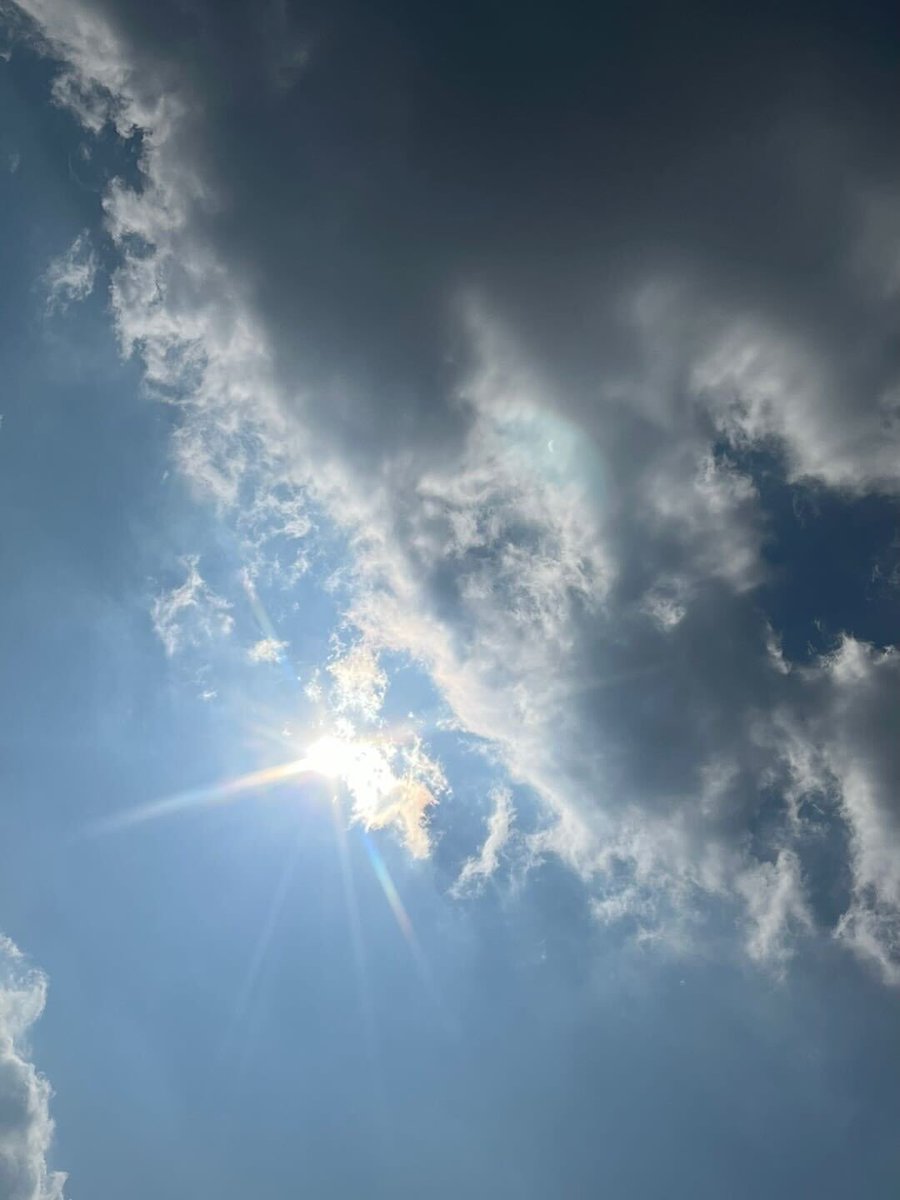 24kumi_trainee's tweet photo. こんにちは！最近、空を撮ることにハマってるHAKUです。雲が多かったり、雲が少ない空を見ていると、少し不思議な感じになります。
みなさんは、空の写真を撮ったり、ゆっくり眺めたりしますか？？

#24組 #24kumi https://t.co/ZYR4fKp9iH