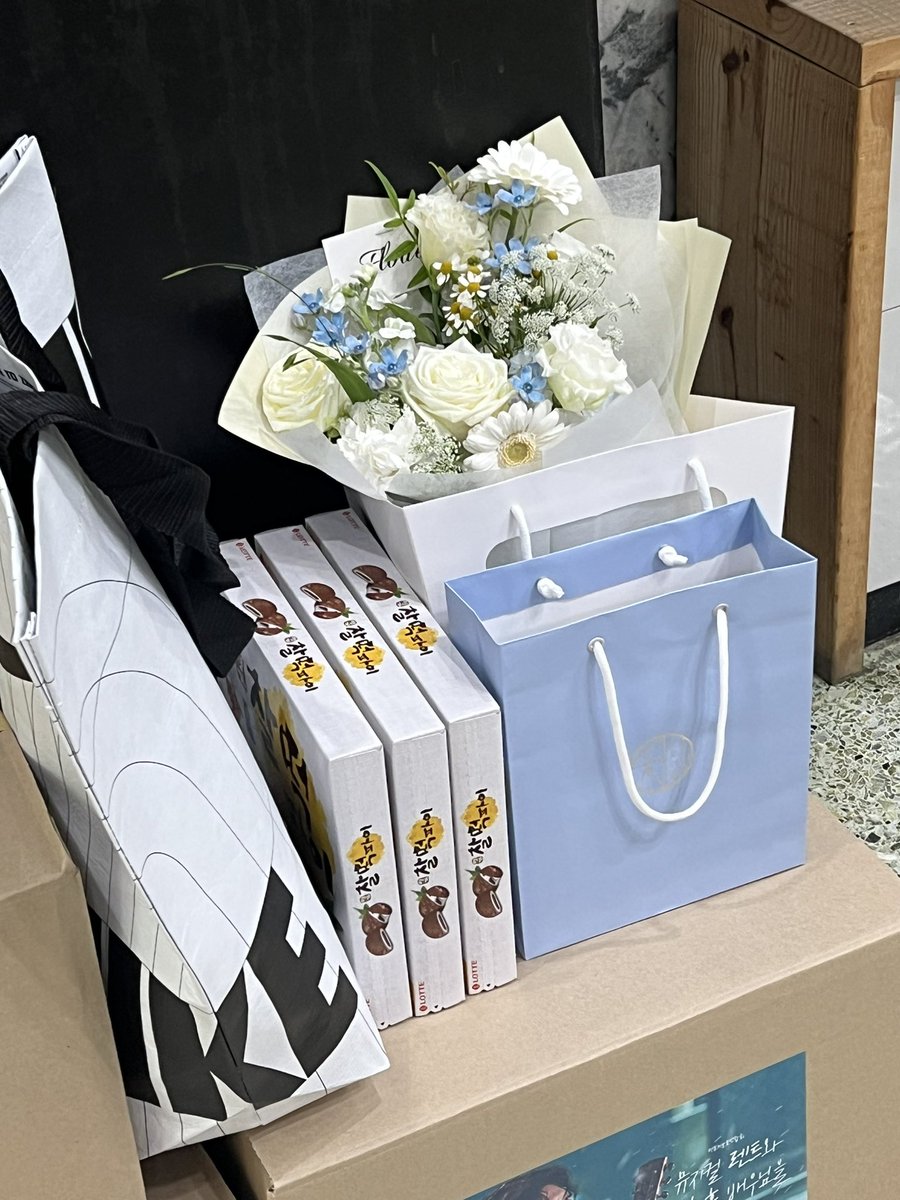 conservationBHH's tweet photo. 📢 뮤지컬 렌트 간식 도시락 서포트🐰

백형훈 배우님과 뮤지컬 렌트 개막을 응원하며 간식 도시락 서포트 진행했습니다 :)

배우님께는 개인 선물도 함께 전달했습니다! https://t.co/iGT83cb6Tq