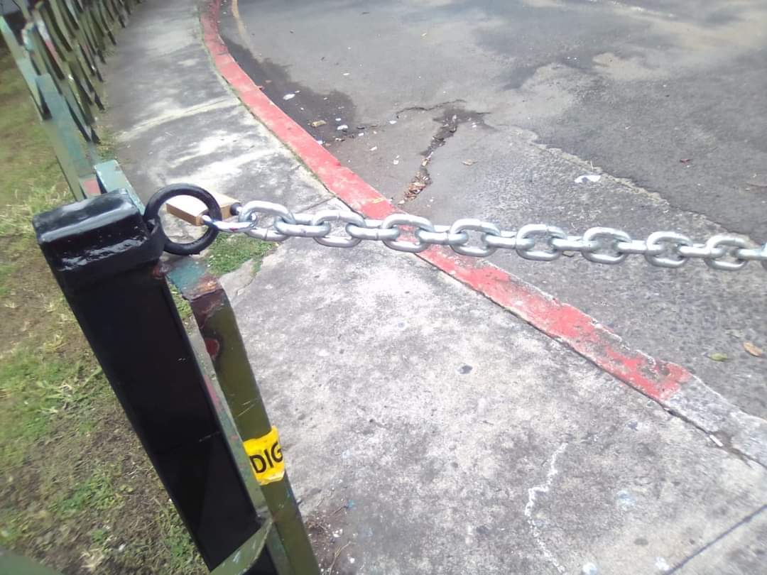 ⚠️EL PERRO TIENE MIEDO⚠️

El perro salchicha que USURPA la rectoría, pasó de colocar planchas de metal en los portones y alambre electrificado, a colocar unas cintas de la Diga para evitar personas en el perímetro de la entrada de la #USAC por Avenida Petapa. (1/2)
#NoEsRector