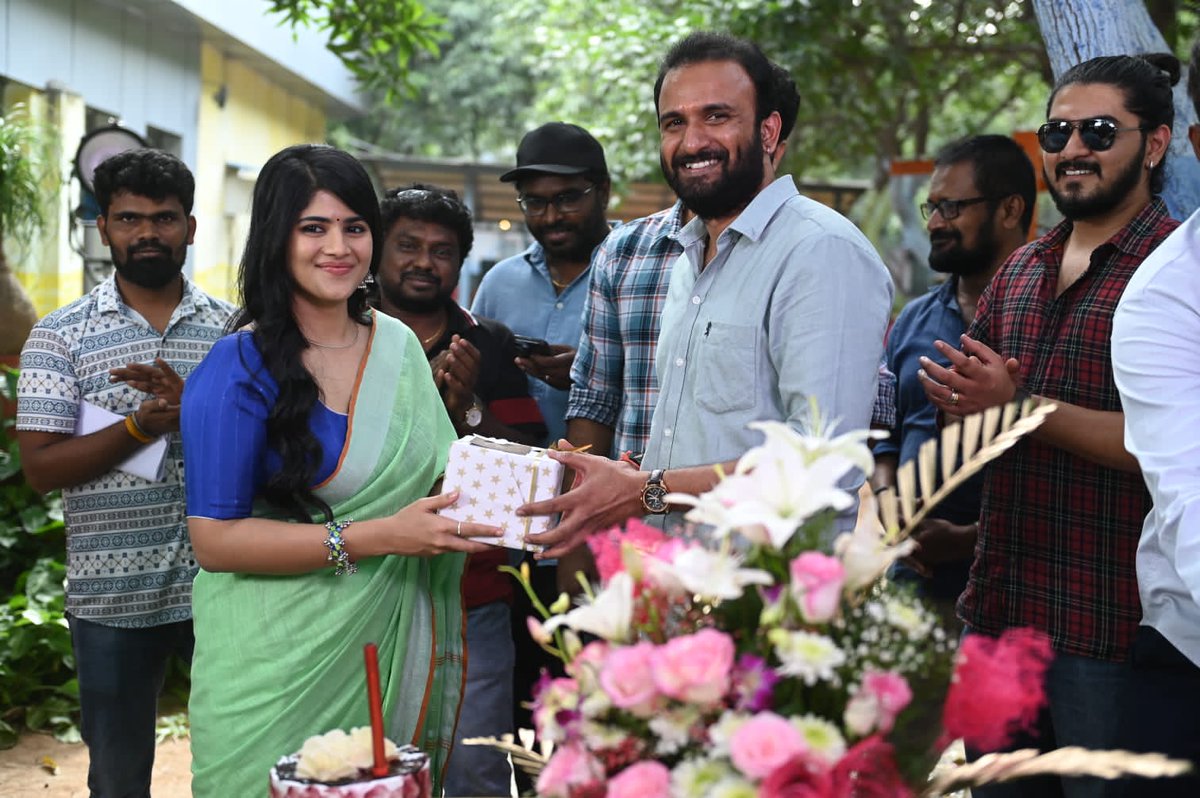 Heroine @akash_megha birthday celebrations from the sets of #Sahakutumbhanaam

స:కుటుంబానాం

Hero:#RaamKiran
Director:#UdaySharma
Producer:#HMahadevGoud #HNagarathna
Presents: H.Nagana Gouda
Music:#Manisharma
Lyrics:#AnanthSriram
Executive: #RohithKumarPadmanabha
@HngCinemas