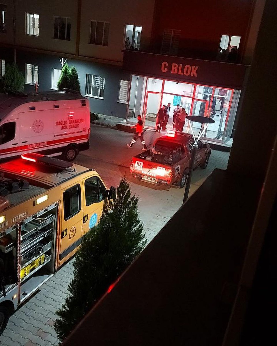 ssulleee's tweet photo. Geçen sene Aydın kyk da kalıyordum.   Defalarca şikayet edildi, asansörde kalan arkadaşlarımız oldu, geçiştirildik. Zaten bu yurtlarda dile getirdiğimiz hiçbir sorun çözüme ulaşmadı. Bu yurttan cüppesiyle çıkması gerekenler siyah poşetlerle çıktı. Lütfen susmayın #SONDAKİKA https://t.co/W6YarjjHCt