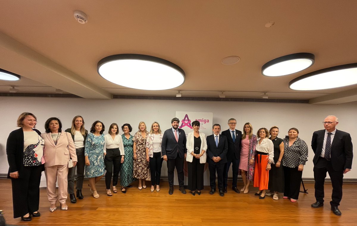 La @AmigaMurcia hace entrega de las distinciones a quienes han destacado en la lucha contra el cáncer de mama. A través de la concienciación, sensibilización, acompañamiento, apoyo integral e investigación nos sumamos a esta causa. Enhorabuena a los premiados.
