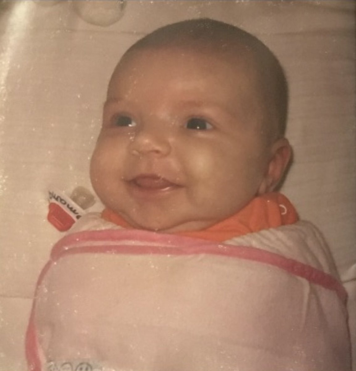 Sis1976's tweet photo. @Myrnos Onze dochter is inmiddels 17, maar ik zie dat de doeken nog steeds veel gebruikt worden. Hieronder een foto van onze dochter in de doek. Ze werd er echt een andere, relaxte baby van! https://t.co/YlDSIVtStL