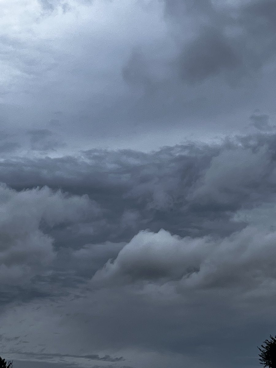 inlovewithtemp's tweet photo. I love grey skies. Days like these are perfect, the most romantic even. https://t.co/cORNEcwt5z