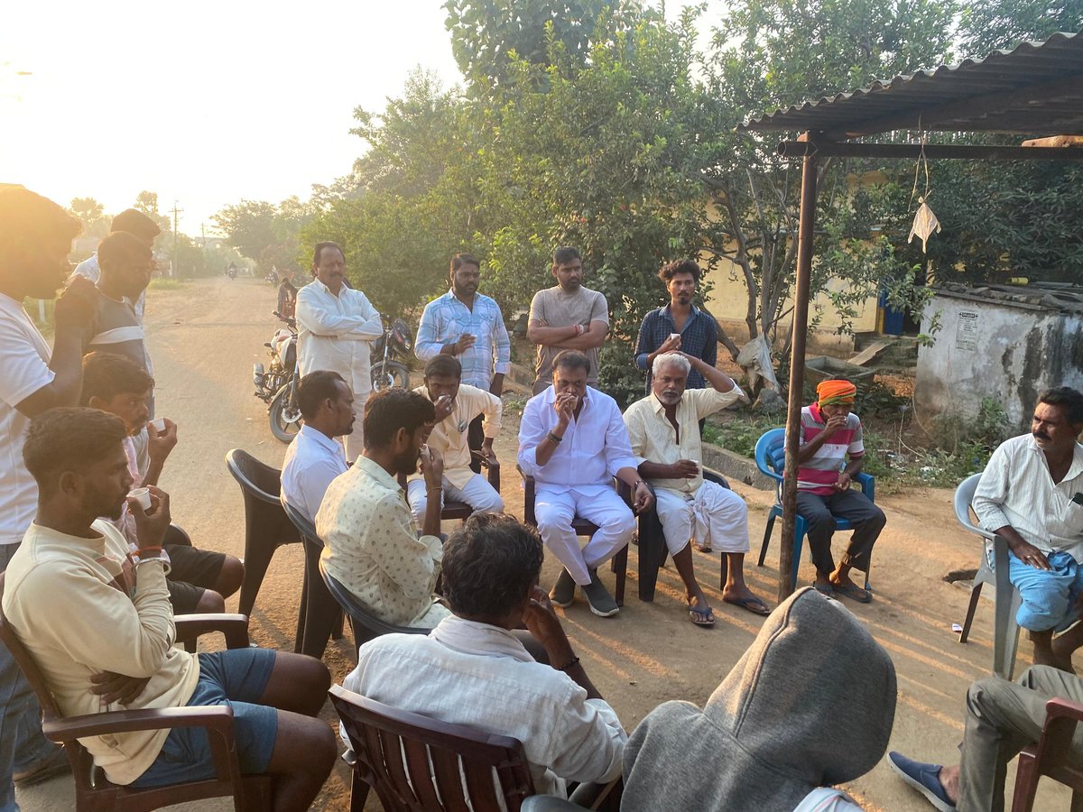 Preddybjp's tweet photo. చాయ్ పే చర్చ కార్యక్రమంలో భాగంగా ఎడపల్లి మండలంలోని బ్రాహ్మణ పల్లి,  ARP క్యాంపు, జైతాపూర్, దుబ్బా తండా గ్రామాల్లో స్థానిక నాయకులతో కలిసి పర్యటించాం. స్థానికుల సమస్యలు తెలుసుకుని, పరిష్కారం దిశగా కృషి చేస్తామని హామీ ఇవ్వడం జరిగింది. కేంద్ర ప్రభ��త్వ సంక్షేమ కార్యక్రమాలు, పథకాల గురించి వివరించి భారతీయ జనతా పార్టీకి ఓటు వేసి మద్దతు తెలపాలని అభ్యర్థించాం.

#ChaiPeCharcha
