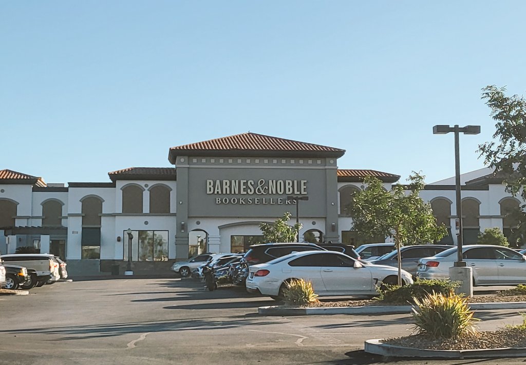 HighlandManga's tweet photo. Visited my first ever Barnes and Noble today while in Vegas! It was awesome 😄 https://t.co/cFpUqzlAlN
