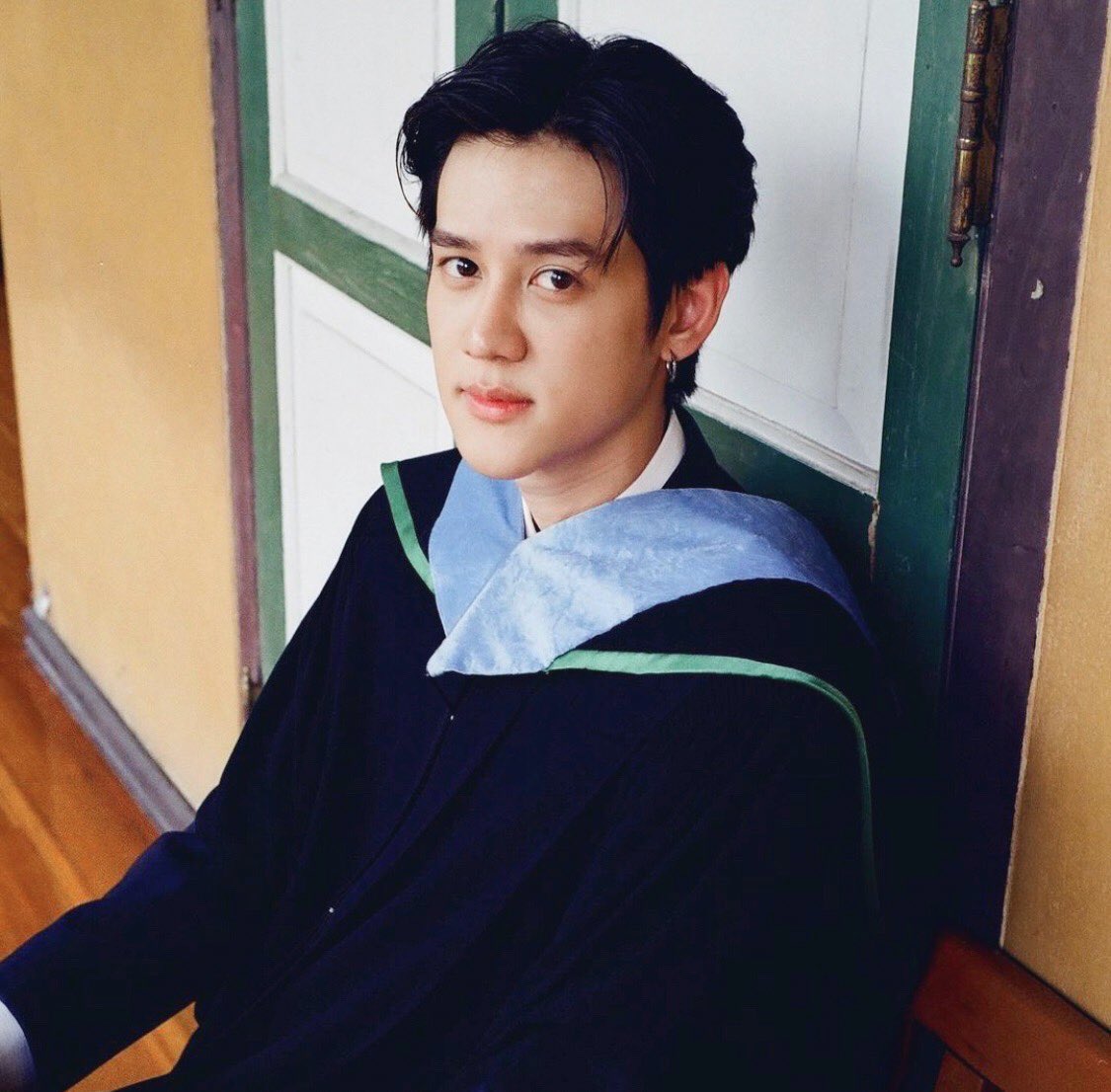 Red_Peafowl's tweet photo. “ไม้เอก”กานดิศ วรรณอรุณ สัตวแพทย์หนุ่ม บัณฑิตเกียรตินิยมอันดับ 1 จาก ม.เกษตรศาสตร์อายุ 24 ปีนักแสดงภายใต้สังกัดNadao Bangkokเคยเข้าร่วมแข่งขันในรายการ“LAZ iCON”ล่าสุดก็คว้าบทนายตำรวจหนุ่ม”ลู่อี้เผิง”พระเอกในซีรีส์เรื่อง”นกยูงแดง” #redpeafowltheseries #นกยูงแดง #bl #ซีรีส์ #ไม้เอก https://t.co/ymgBKUvhrp