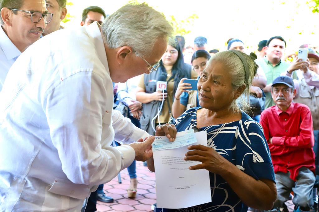 rochamoya_'s tweet photo. Iniciamos la entrega de apoyos económicos en Ahome, Guasave y Angostura, a familias  afectadas por el paso del Huracán Norma.
Hicimos el compromiso y no les vamos a fallar. #GobiernoConSentidoSocial https://t.co/WWoxEcGPRv