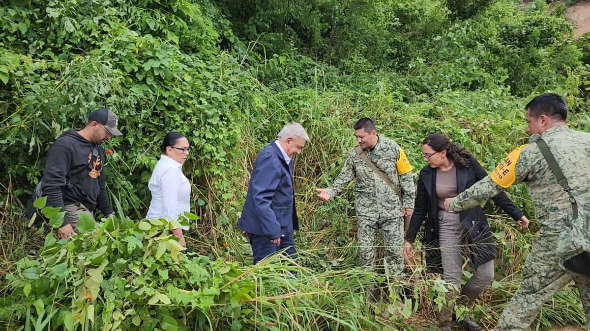 #HuracánOtis | El presidente, titulares de SEDENA, Marina y Seguridad Pública cruzaron a pie la carrera Federal México-Acapulco, a la altura de la comunidad del “Kilómetro 39”, luego de que el vehículo 4x4 en que viajaban se quedara atascado