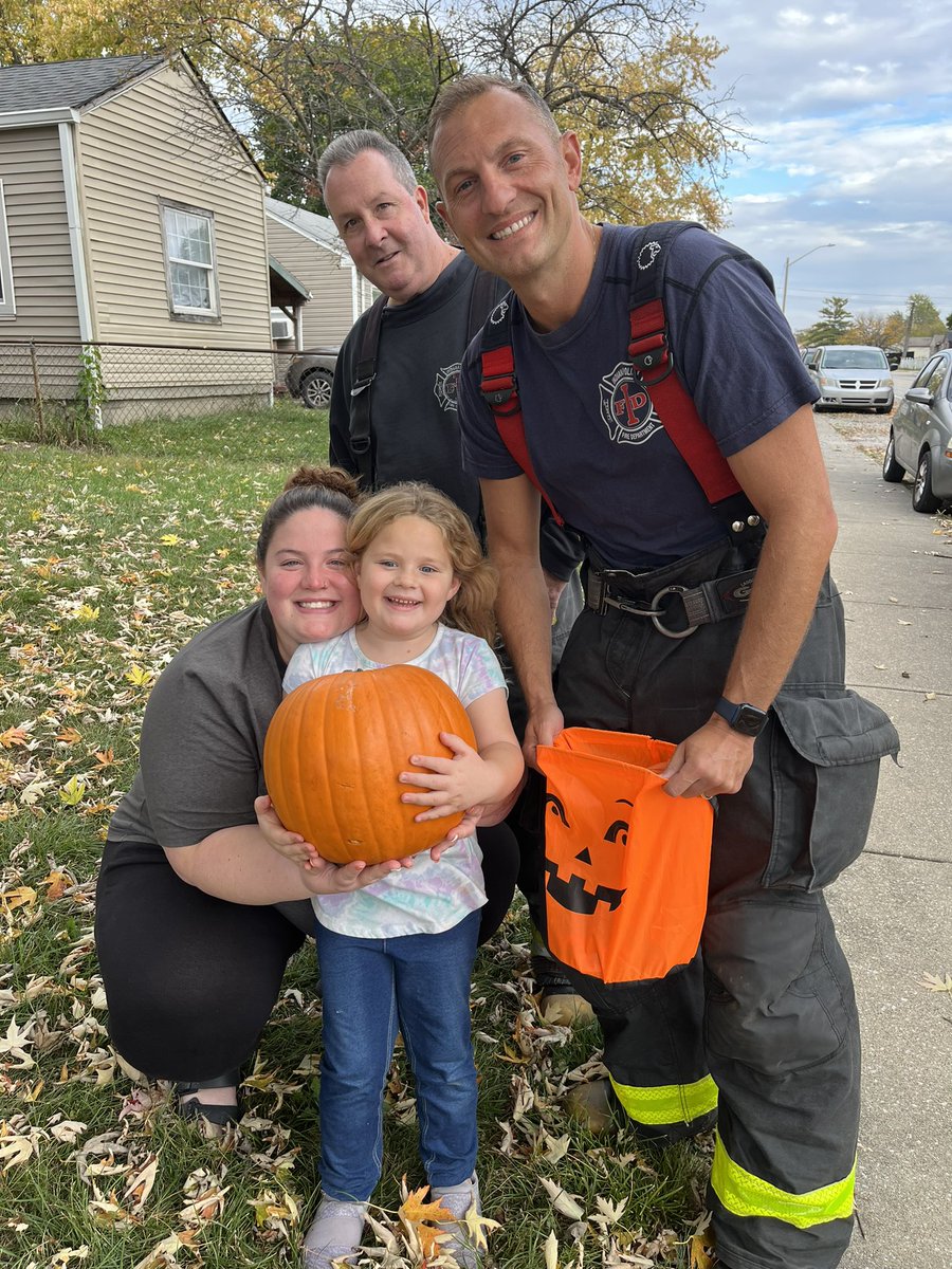 IFD_NEWS's tweet photo. Such a fun day for several #IFD crews who delivered pumpkins & Halloween goodies to kids who live in the IFD service district & are affiliated with @HoosierBurnCamp #ProjectPumpkin is a great opportunity for our FF’s to meet these amazing burn survivors. We 🧡new friends https://t.co/Ue7dixuDYN