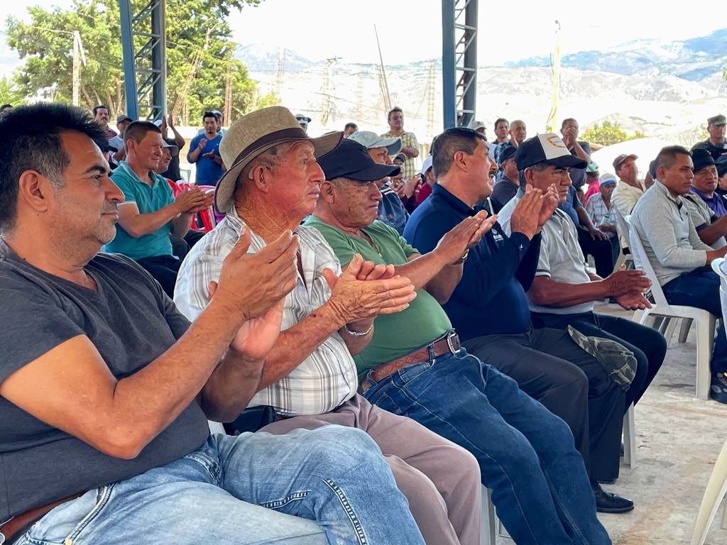 #Loja | Beneficiamos a más de 750 pequeños productores de Sumaypamba y Saraguro, con insumos agrícolas como:
🌱Sacos de urea
📄Títulos de propiedad
💪Plantas de aliso
🚜Mecanización
💼Seguridad jurídica