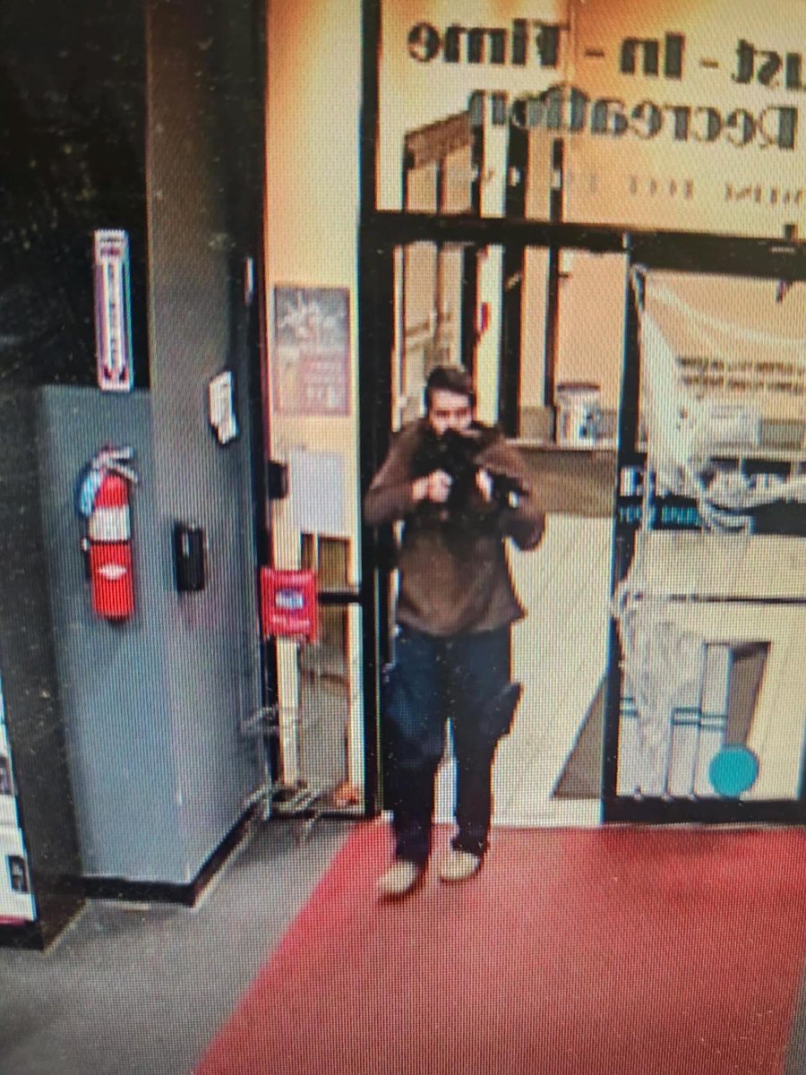 OmarJimenez's tweet photo. These are pictures of the mass shooting suspect in Lewiston, Maine put out by local law enforcement. Over a dozen are feared dead and many more injured. Police stress this man is still at large. https://t.co/KzjoW2XFil
