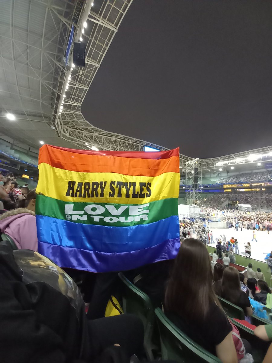 Mrs_lWilde's tweet photo. Esse foi o melhor dia da minha vida, até hoje, quase um ano depois ainda não acredito que vi Harry styles cantar ao vivo ! https://t.co/Umyeiaxi0C