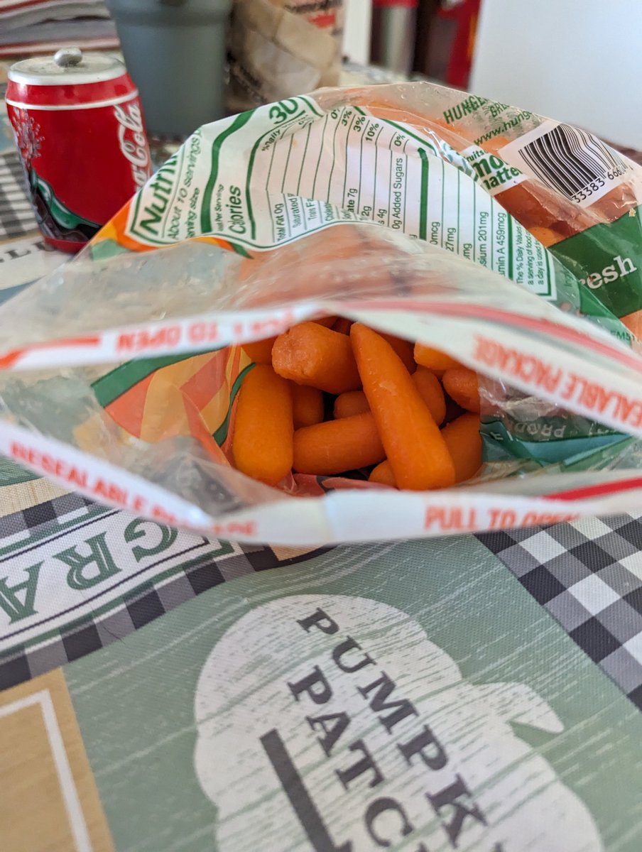 karamanvt's tweet photo. Carrot anyone?

#Vtuber #carrots https://t.co/ssTLBc3iCr
