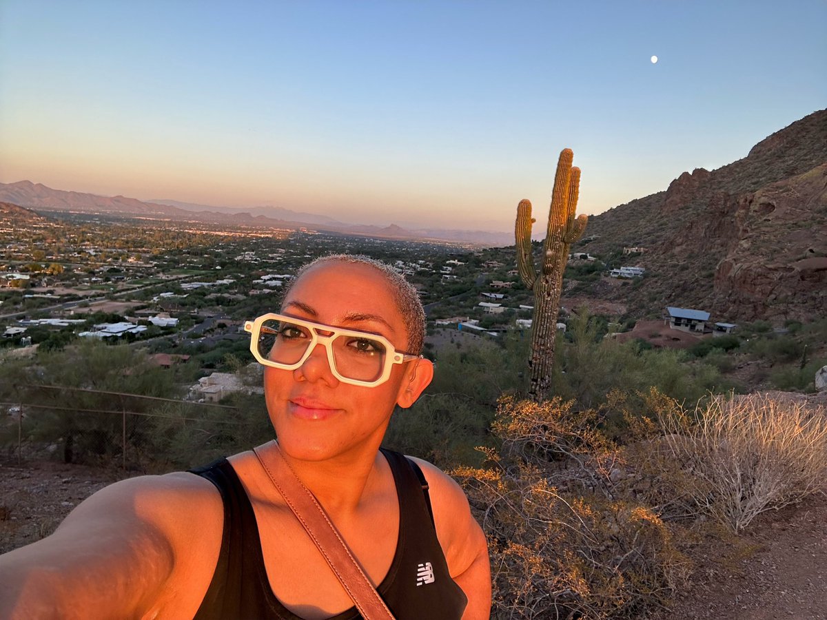 Terinee's tweet image. Getting a lil’ hike in before leaving Phoenix! The pictures really don’t do it justice! #CamelbackMountain