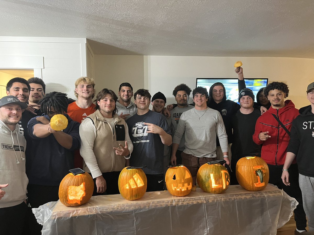 Rundatheball's tweet photo. Pumpkin Carving and Taco Night! Help us decide a winner! https://t.co/EYNQwC93Ea