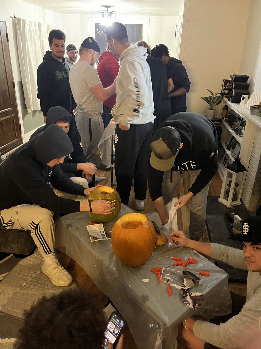 Rundatheball's tweet photo. Pumpkin Carving and Taco Night! Help us decide a winner! https://t.co/EYNQwC93Ea