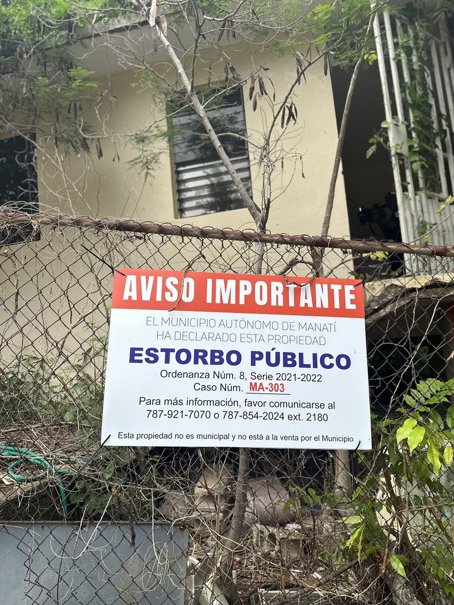 #R3 A Ilia Irizarry le dijeron que le iban a reconstruir su casa. La hicieron mudarse, pero pasaron los años y no hacían nada. Pasó tanto tiempo que su casa se deterioró y criminales la vandalizaron. Tanto que hasta el municipio fue y le puso un letrero de estorbo público.