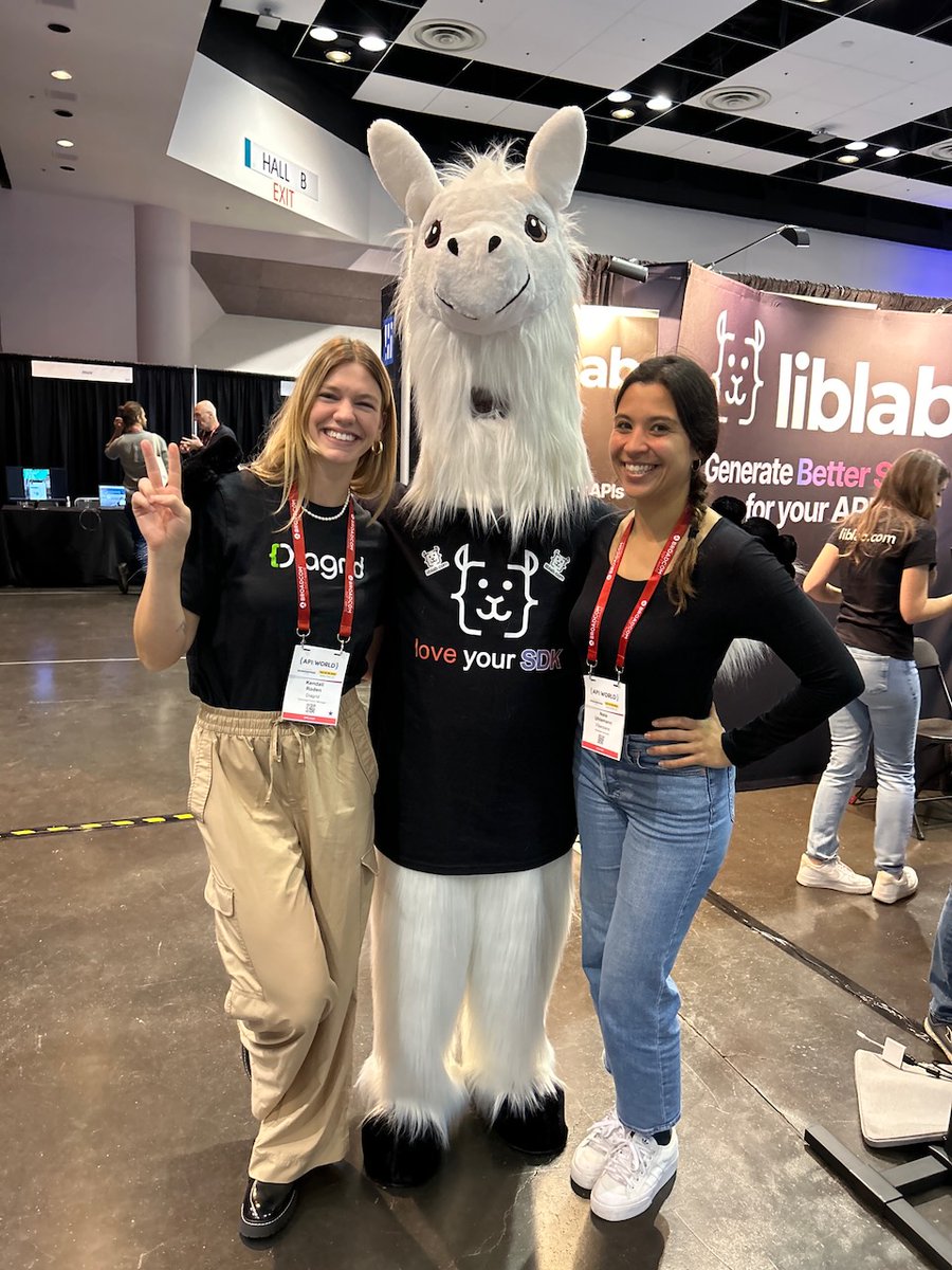 Our llama loved hanging out with Nele Uhlemann and @KendallRoden at @APIWorld