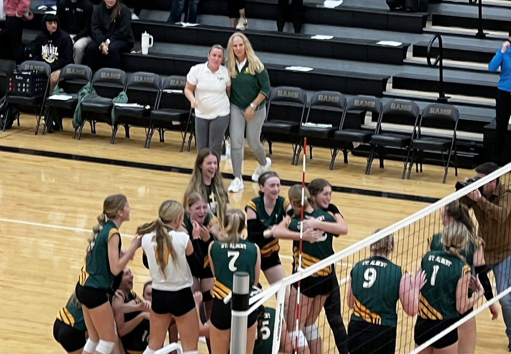Stalbertsprtfan's tweet photo. For the 9th time in school history, Saintes volleyball is ON TO STATE!!
25-19, 26-24 &amp; 25-19 https://t.co/SqLAkypR75