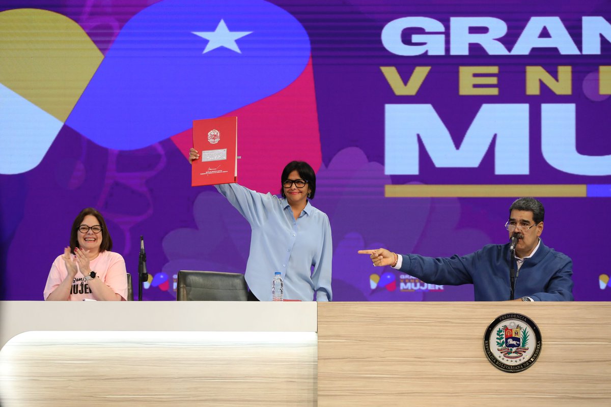 Firmé el decreto presidencial que orienta a destinar el 15 % de la cartera económica productiva de la banca pública y privada al financiamiento de los proyectos de emprendimientos de las mujeres, a través del programa especial "CrediMujer". ¡Un impulso más hacia el desarrollo