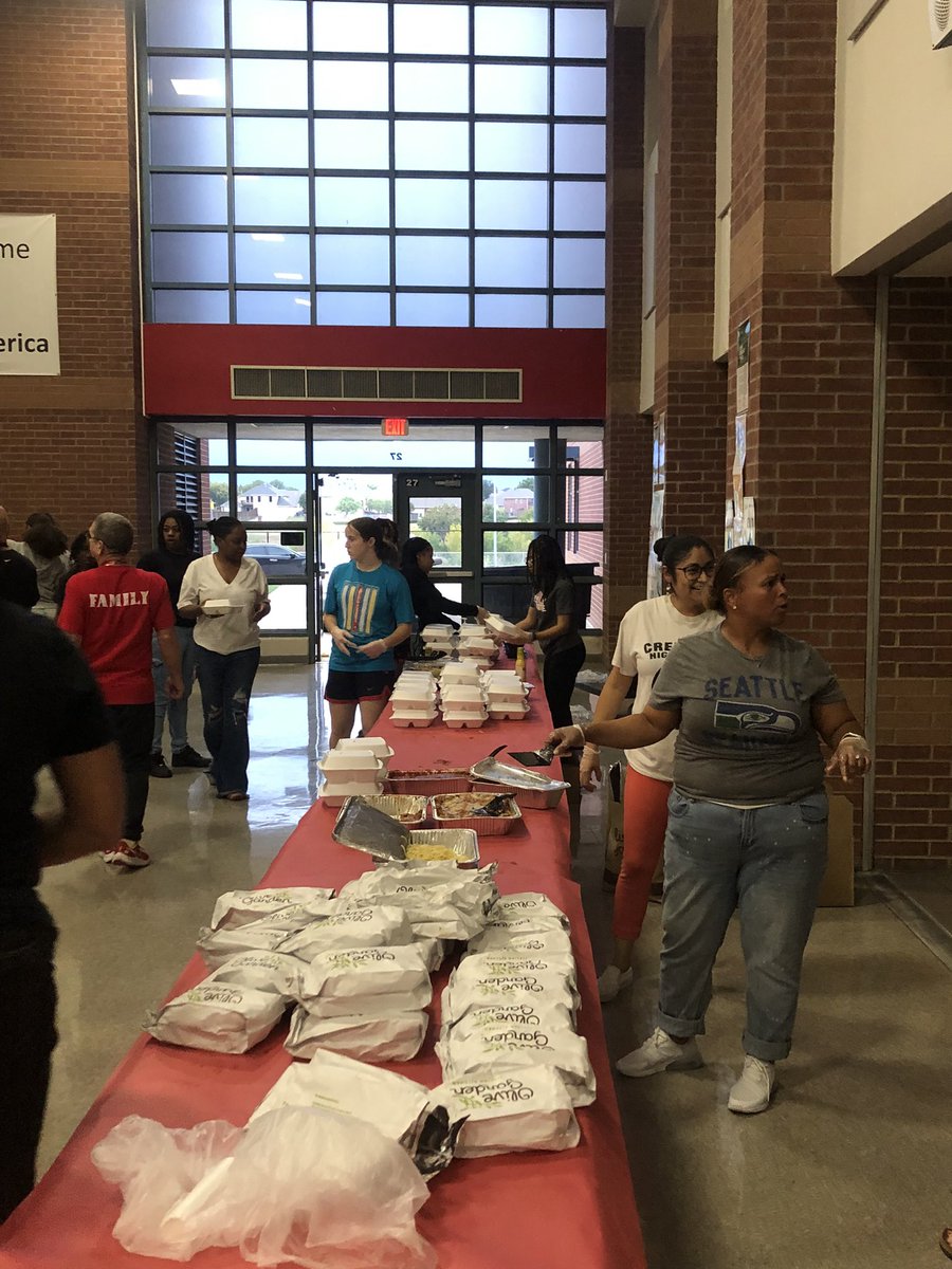 CoachStowe40's tweet photo. Great family dinner and season kickoff tonight! Thanks to all who helped and attended! Great to see new and familiar faces! And a huge shoutout to @olivegarden for their generous donation! We can’t do this without all of you! ☺️🍝🥗🥖
@CreekviewLeads @CmsaMustangs @castillo_ac https://t.co/v2Q0Mhnyl8