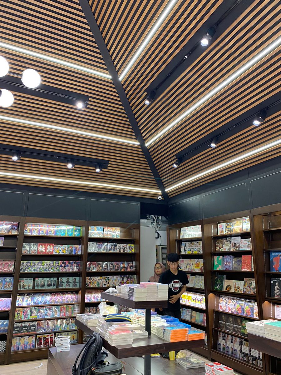 Periplus_Store's tweet image. Hai dulur-dulur Perimin yang ada di Jogja!

Hari ini telah lahir satu lagi adik kami yang  khas dan identik dengan budaya Djogja: Periplus Tirtodipuran. Kami sengaja tampil dengan 'busana' Jawa dalam bentuk joglo sebagai wujud cinta pada budaya. Jika ada waktu, mampir njih lurs.