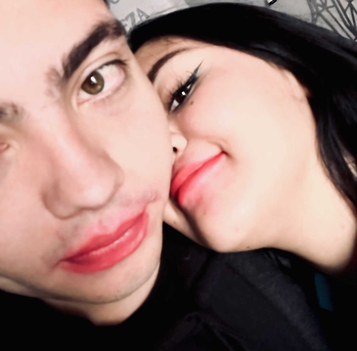 A_WildFer's tweet photo. Mmm… con que ya estás súper limpio y listo para irte a trabajar…

Qué suerte que hoy que fui a verte traigo mi labial rojo y te quedas otros 5 minutos conmigo en lo que te lo despintas. https://t.co/8rIQtUym3b