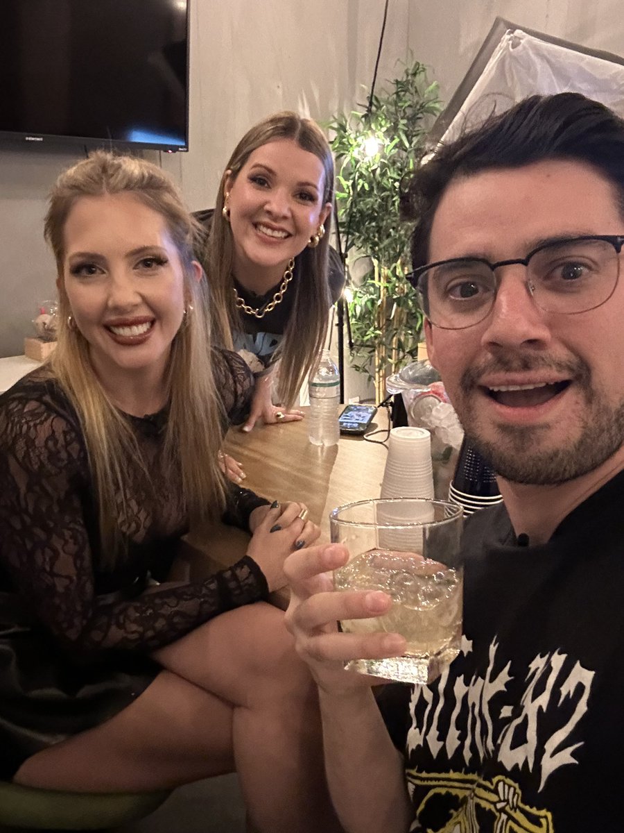 ManuelAngel's tweet photo. Como todos los miércoles un ron con las amigas @SaschaFitness @LaVeroGomez https://t.co/IIa4PqFuGx